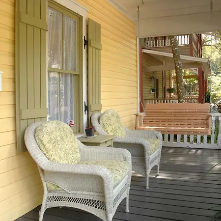 Charming Historic Downtown Apartment